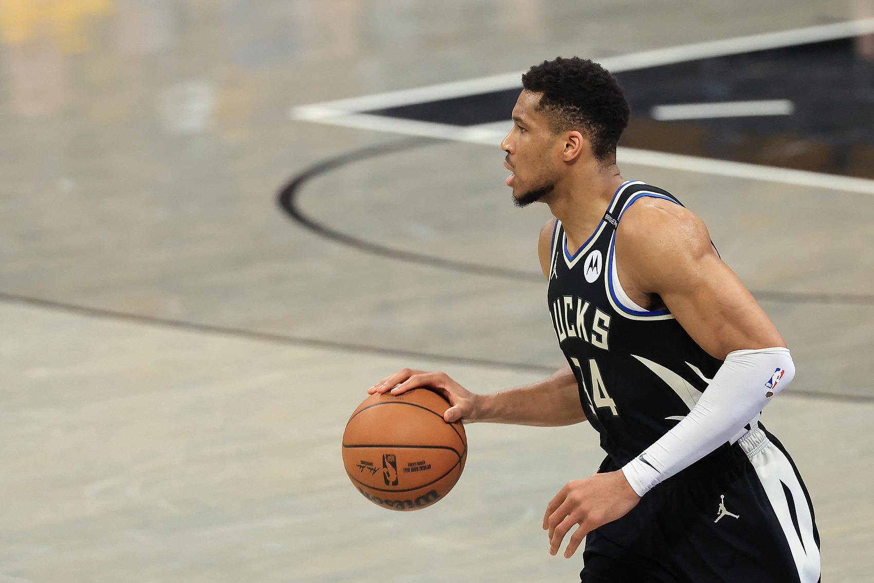字母哥有望签下NBA史上最大合同 4年2.9亿续约雄鹿在即